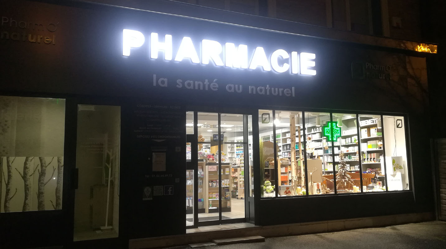 La façade de nuit de la Pharmacie Mai